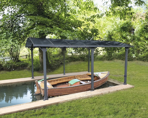 Hangar à bateaux avec bateau dans l'eau
