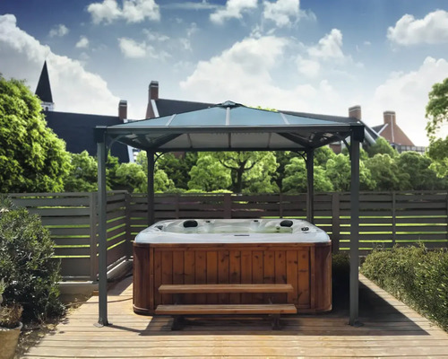 Jacuzzi avec toit et revêtement en bois sur une terrasse