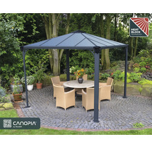 Pavillon avec table et chaises dans le jardin