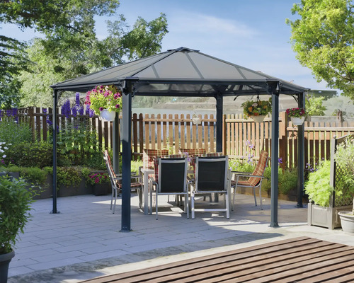 Scène de jardin avec pavillon, table et chaises sur une terrasse