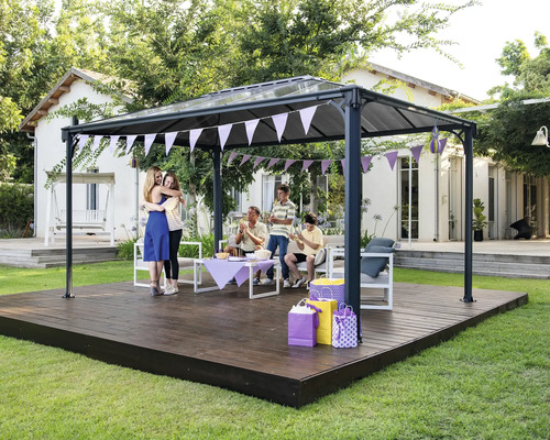 Scène de jardin avec pavillon, décoration de fête et personnes célébrant