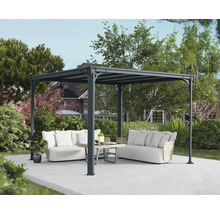 Pavillon gris avec canapés et table dans le jardin