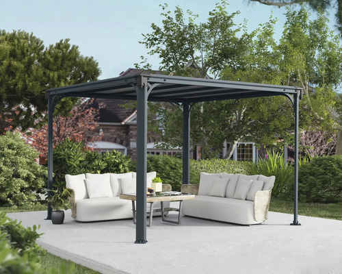 Pavillon gris avec canapés et table dans le jardin