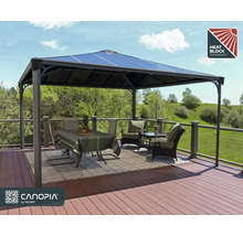 Hexagonaler Pavillon mit Tisch und Stühlen auf einer Terrasse