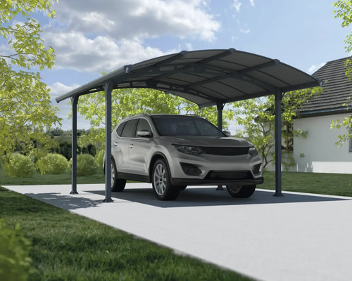 Voiture sous un carport en métal