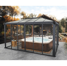 Bain à remous couvert dans le jardin avec banc