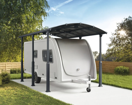 Wohnwagen unter einem Unterstand im Aussenbereich.