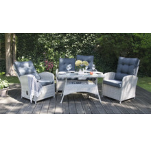 Ensemble de meubles de jardin avec deux fauteuils, un banc et une table sur une terrasse.