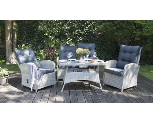 Ensemble de meubles de jardin avec deux fauteuils, un banc et une table sur une terrasse.