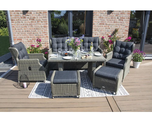 Ensemble de meubles de jardin avec table, fauteuils, banc et tabouret sur une terrasse