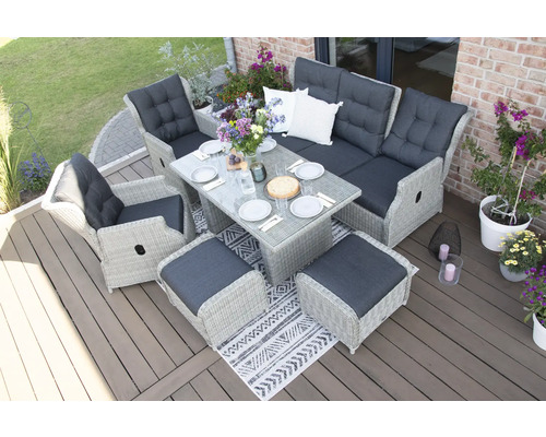 Ensemble de meubles de jardin avec table, chaises, banc et tabourets sur une terrasse