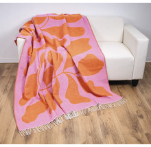 Jeté de lit à motifs sur un fauteuil