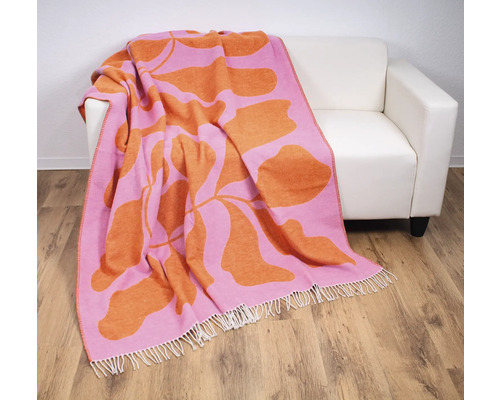 Jeté de lit à motifs sur un fauteuil