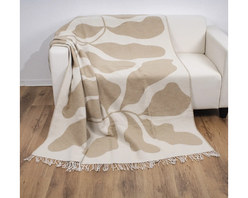 Couverture à motif floral sur un canapé