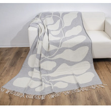 Couverture à motif abstrait sur un canapé