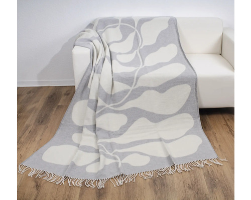 Couverture à motif abstrait sur un canapé