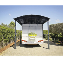 Abri de voiture avec caravane sur une aire pavée