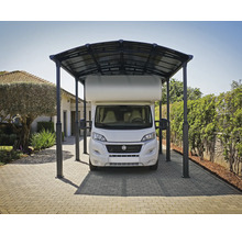 Camping-car sous un abri de voiture dans une allée