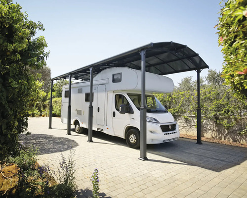 Camping-car sous un carport avec auvent