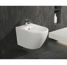 Bidet suspendu en céramique avec robinet dans la salle de bain