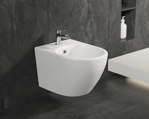 Bidet suspendu en céramique avec robinet dans la salle de bain