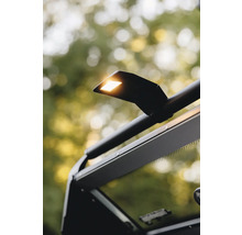 Vue détaillée d'une cabine de véhicule noire avec lampe de travail intégrée