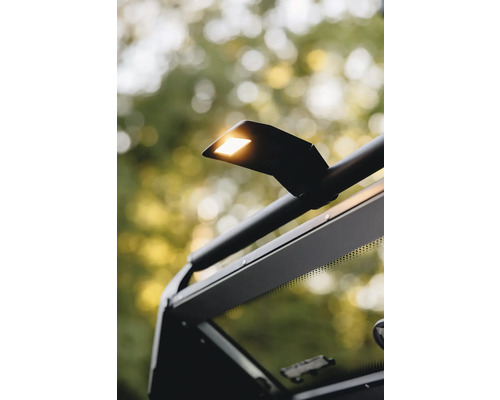 Vue détaillée d'une cabine de véhicule noire avec lampe de travail intégrée