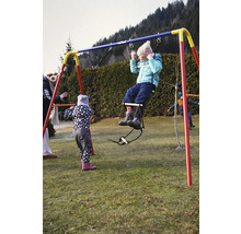 Enfant sur une balançoire dans un jardin.