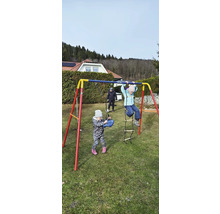 Balancelle pour enfants avec des enfants qui jouent dans le jardin