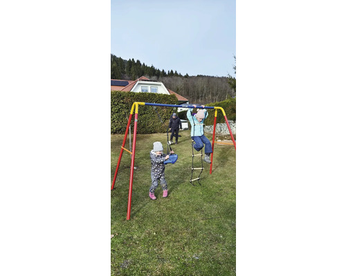 Balancelle pour enfants avec des enfants qui jouent dans le jardin