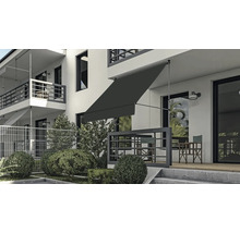 Gebäudeansicht mit ausgefahrener Gelenkarmmarkise zur Beschattung der Terrasse