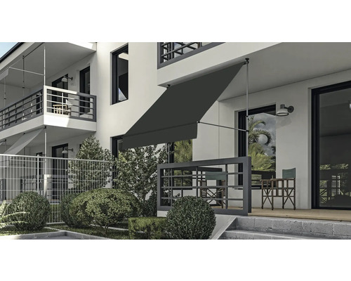 Gebäudeansicht mit ausgefahrener Gelenkarmmarkise zur Beschattung der Terrasse