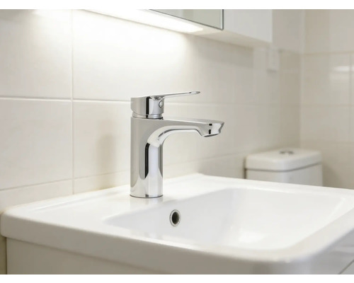 Waschbecken mit Armatur in einem hellen Badezimmer.