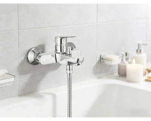 Aufputz-Badewannenarmatur aus Metall im Badezimmer