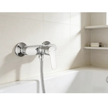 Aufputz-Brausearmatur mit Brauseschlauch in einem Badezimmer