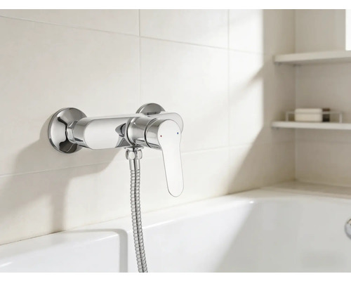 Aufputz-Brausearmatur mit Brauseschlauch in einem Badezimmer