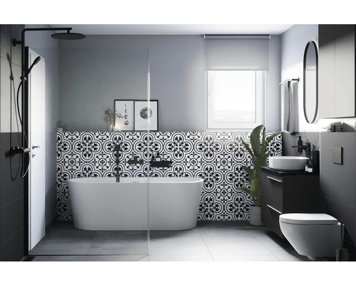 Salle de bain moderne avec baignoire îlot, carrelage mosaïque et accents sombres