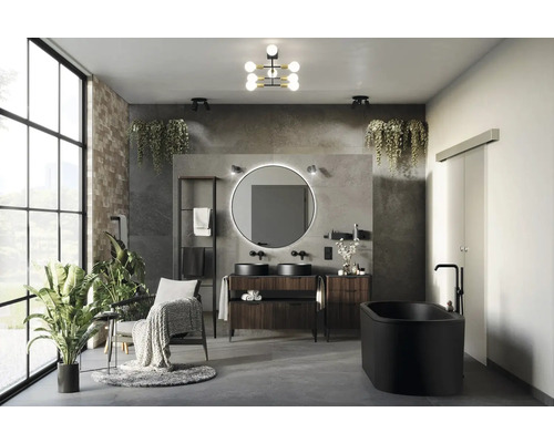 Salle de bains avec meuble-lavabo double, miroir, baignoire et plantes d'intérieur