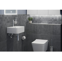 Badezimmer mit Waschbecken, Toilette und grauen Fliesen