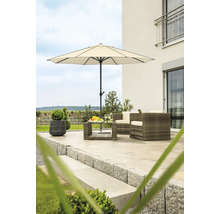 Terrasse avec parasol, mobilier en rotin et pot de fleurs