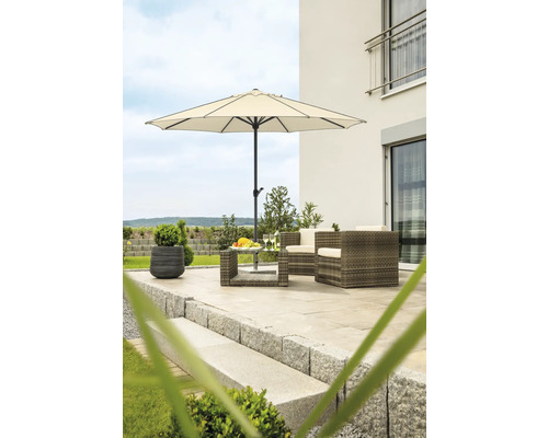 Terrasse avec parasol, mobilier en rotin et pot de fleurs
