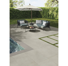 Terrasse mit Gartenmöbeln, Sonnenschirm und Steinplatten