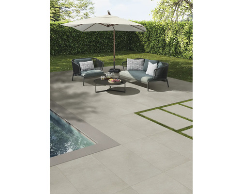 Terrasse mit Gartenmöbeln, Sonnenschirm und Steinplatten