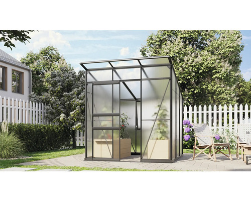 Gewächshaus mit Schiebetür auf einer gepflasterten Fläche in einem Garten