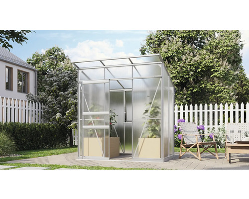 Gewächshaus mit Schiebetür im Garten