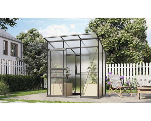 Gewächshaus mit Schiebetür im Garten