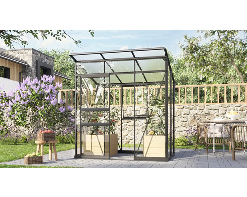 Gewächshaus aus Glas und Metall im Garten