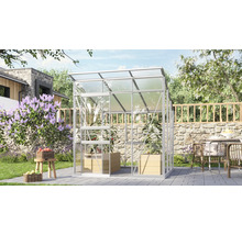 Gewächshaus im Garten mit Pflanzen, Tischen und Stühlen