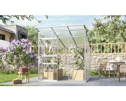 Gewächshaus im Garten mit Pflanzen, Tischen und Stühlen