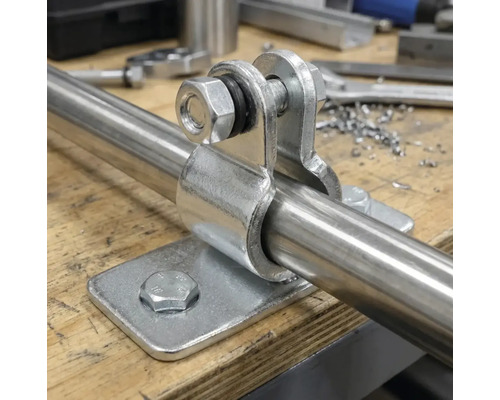 Metallrohr mit Befestigungselement und Schrauben